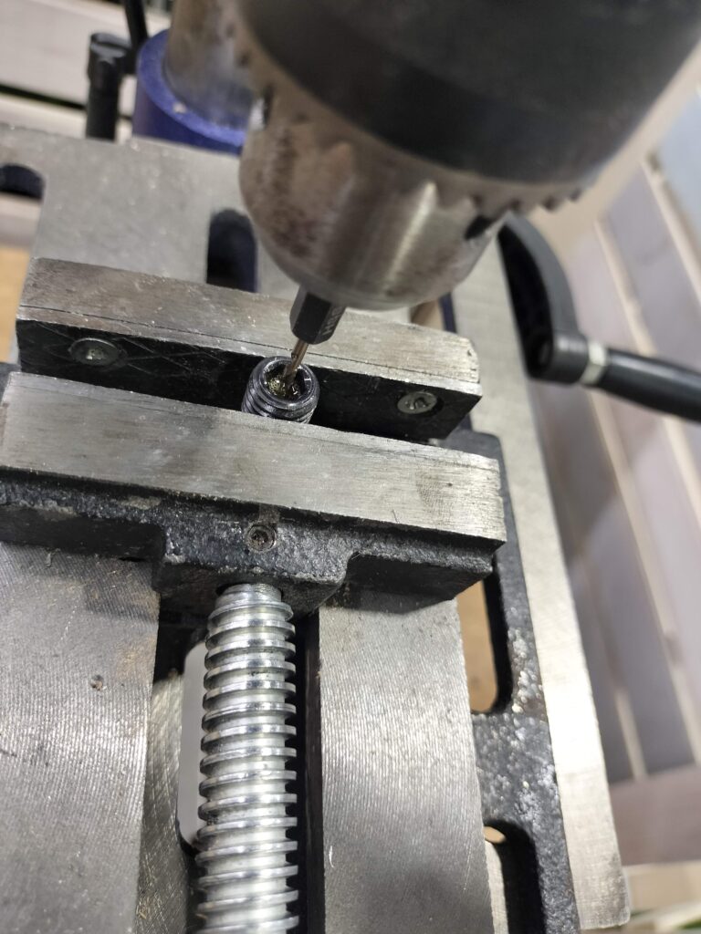 ボール盤で穴開ける